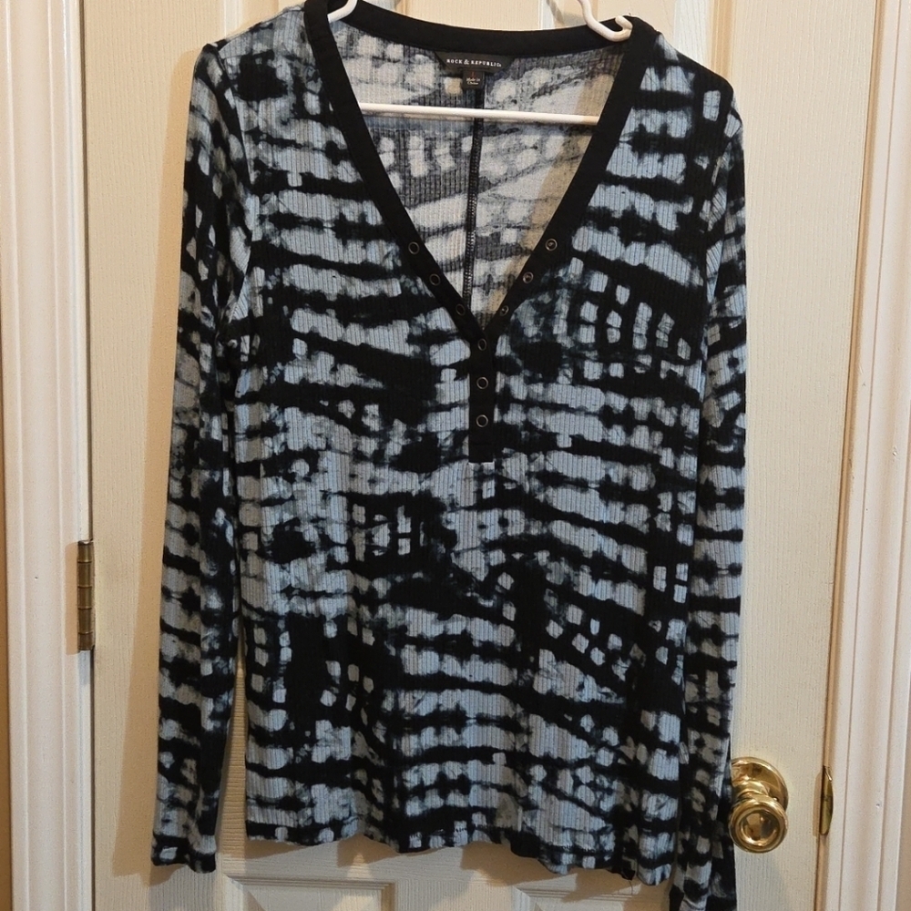 Rock & Republic Button V Neck Henley Size L